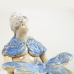 Joven sentada con libélula