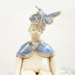 Joven sentada con tocado