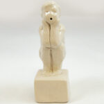 Niño sobre pedestal