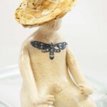 Niño sentado con sombrero de paja I