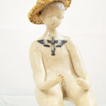 Niño sentado con sombrero de paja II